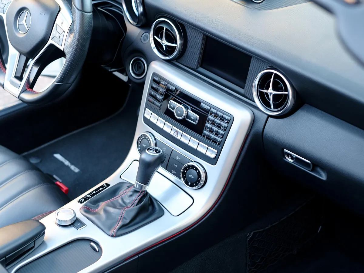 Habitacle de Mercedes impeccable : console, tableau de bord et sièges cuir propres
