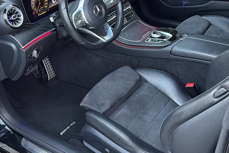Habitacle de Mercedes impeccable après un nettoyage intérieur