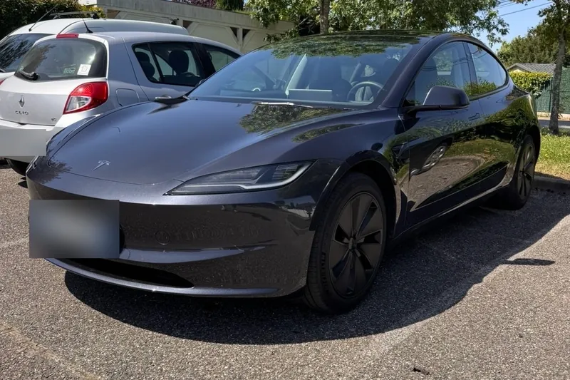 Tesla gris foncé à la carrosserie propre et brillante après un nettoyage extérieur