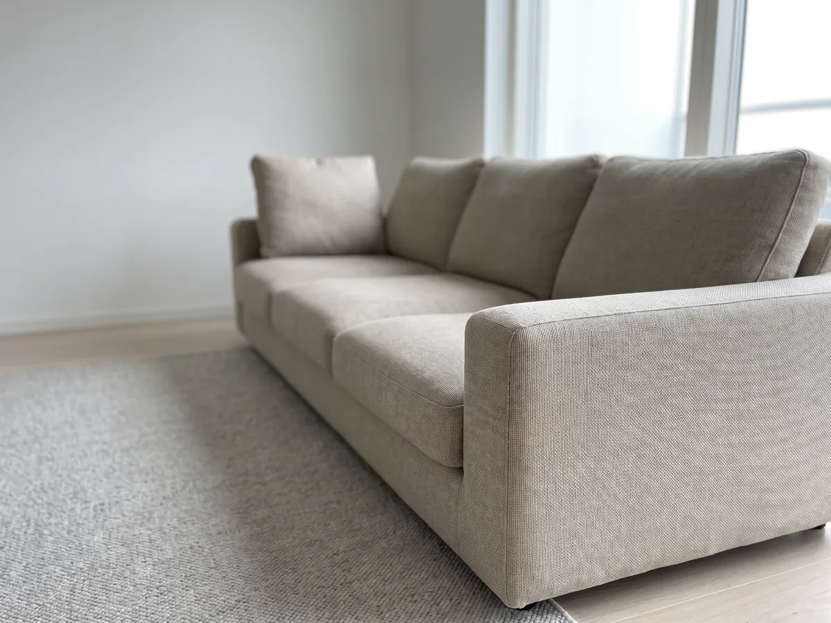 Canapé en tissu beige propre dans un salon lumineux